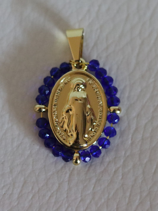 Pendentif médaille dorée ou argentée Vierge Miraculeuse entourage perles bleu vif