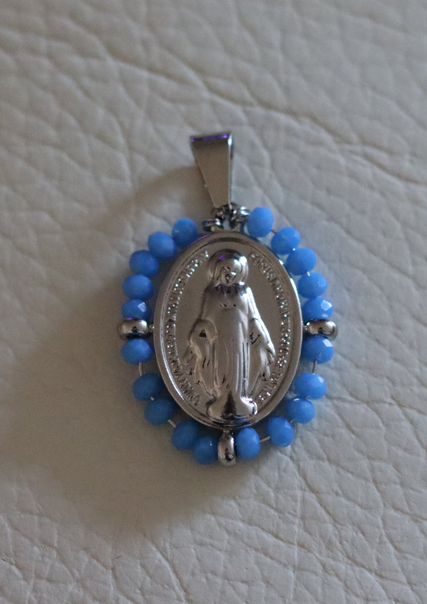 Pendentif médaille dorée ou argentée Vierge Miraculeuse entourage perles bleu ciel