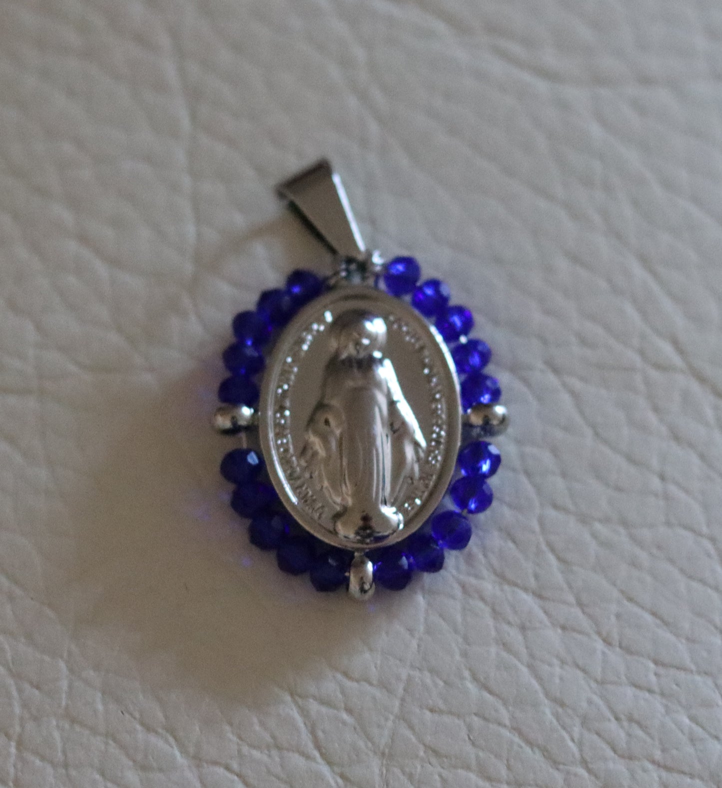 Pendentif médaille dorée ou argentée Vierge Miraculeuse entourage perles bleu vif