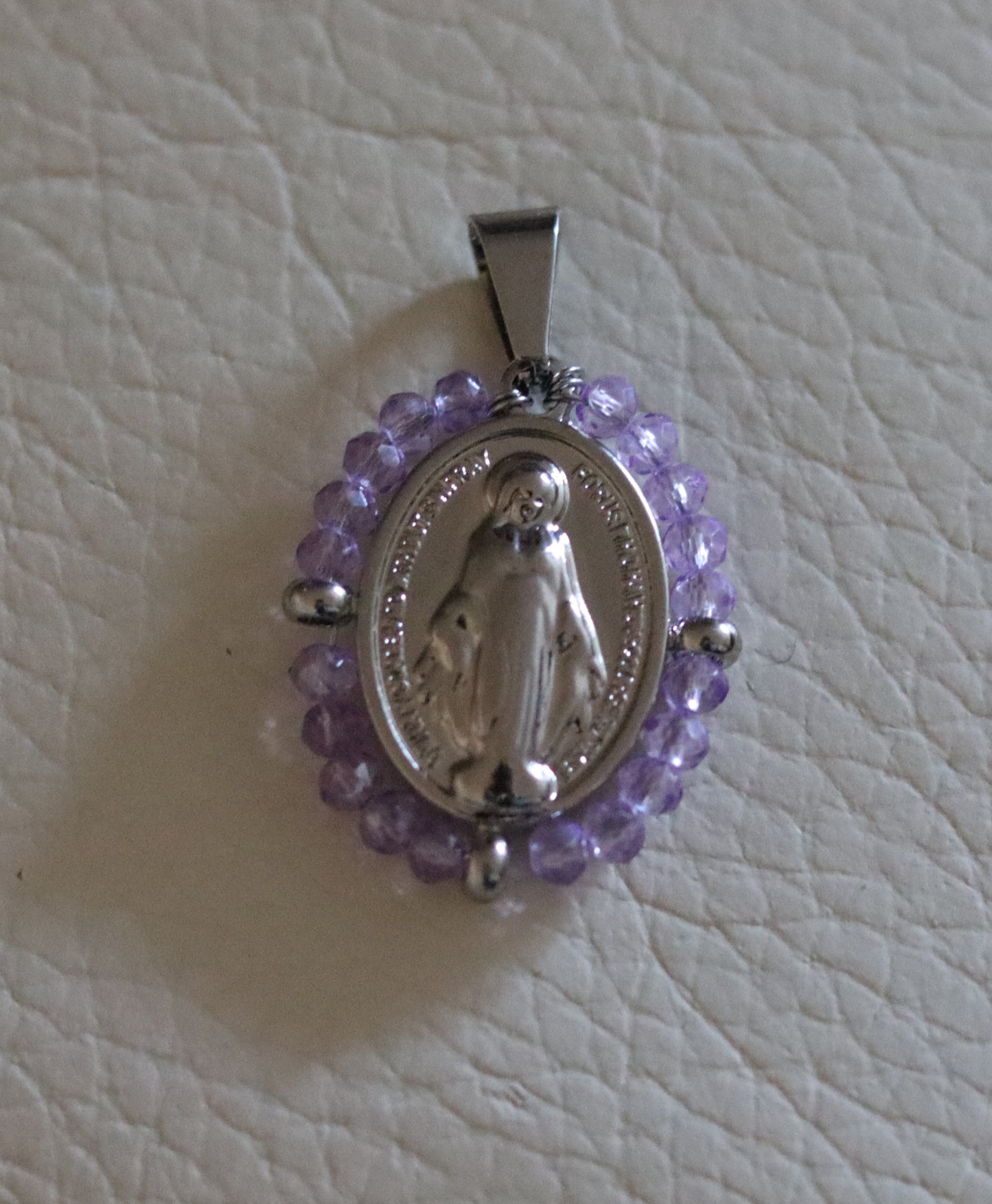 Pendentif médaille dorée ou argentée Vierge Miraculeuse entourage perles violette