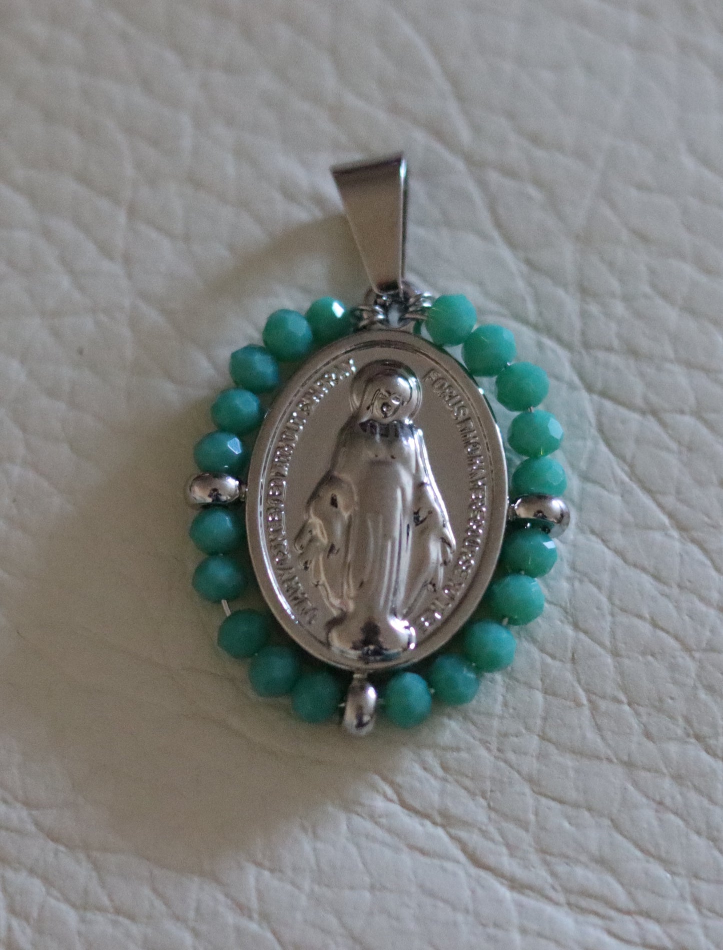 Pendentif médaille dorée ou argentée Vierge Miraculeuse entourage perles vertes