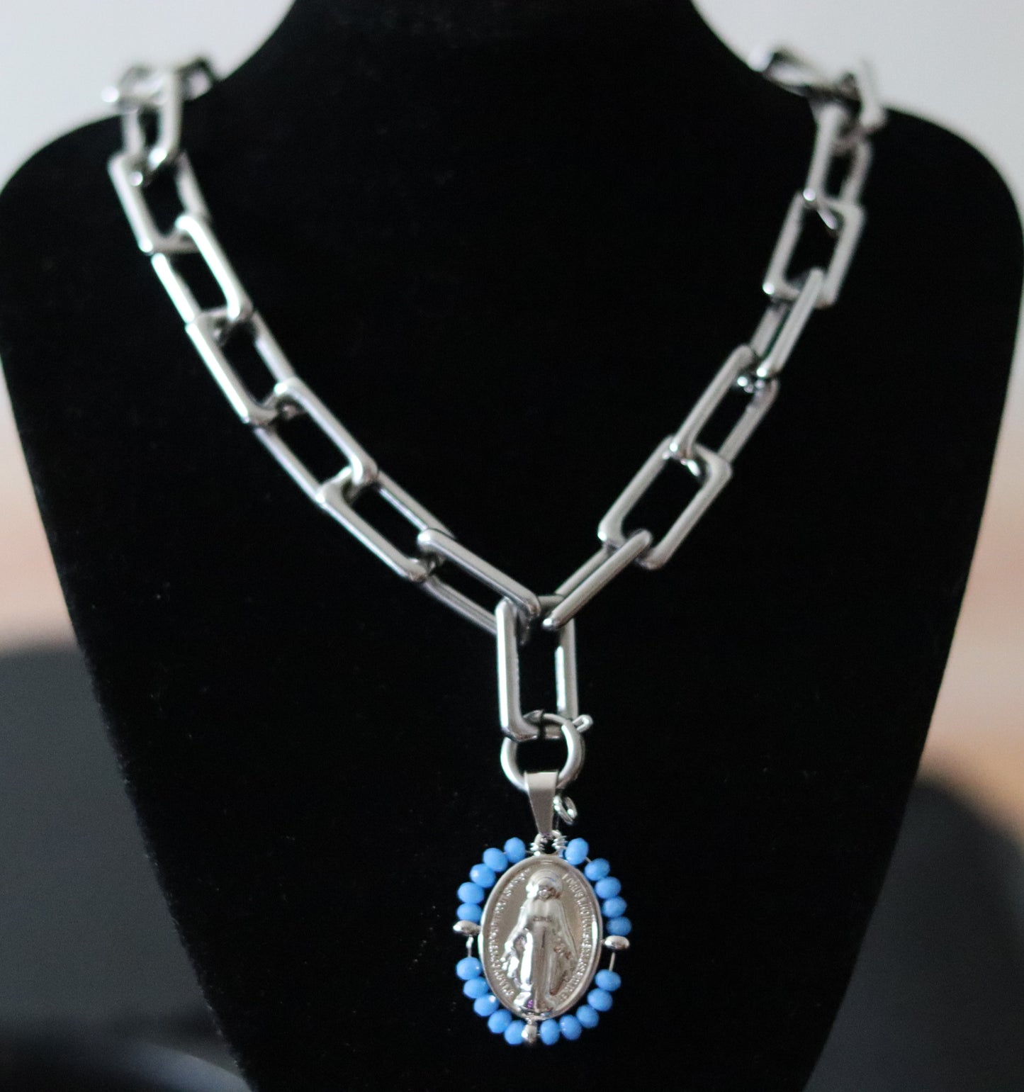 Collier doré ou argenté mailles rectangulaires avec 1 pendentif amovible Vierge Miraculeuse entourage perles bleu ciel