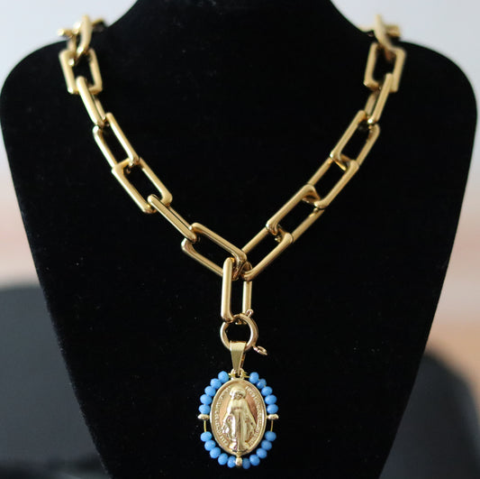 Collier doré ou argenté mailles rectangulaires avec 1 pendentif amovible Vierge Miraculeuse entourage perles bleu ciel