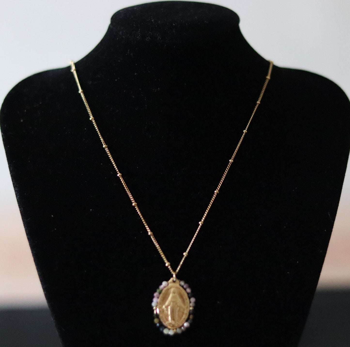 Chaîne dorée ornée d'un pendentif Vierge Miraculeuse entourage perles