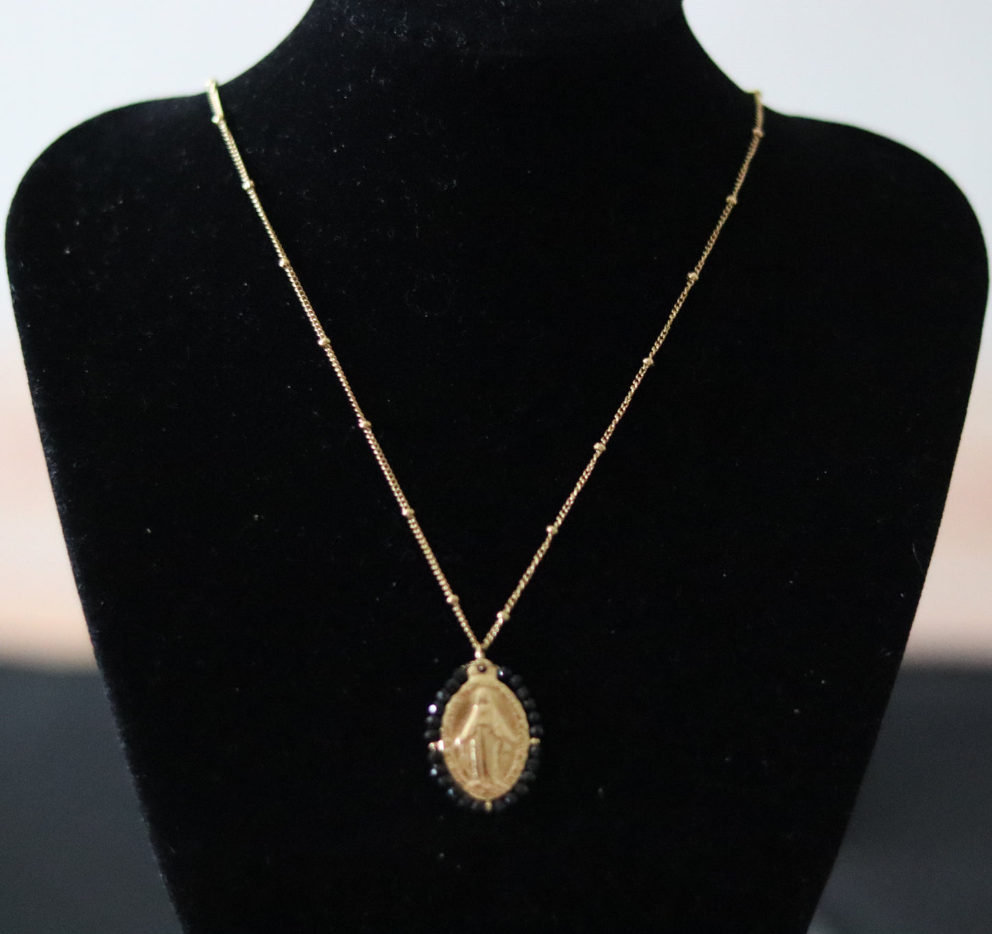 Chaîne dorée ornée d'un pendentif Vierge Miraculeuse entourage perles