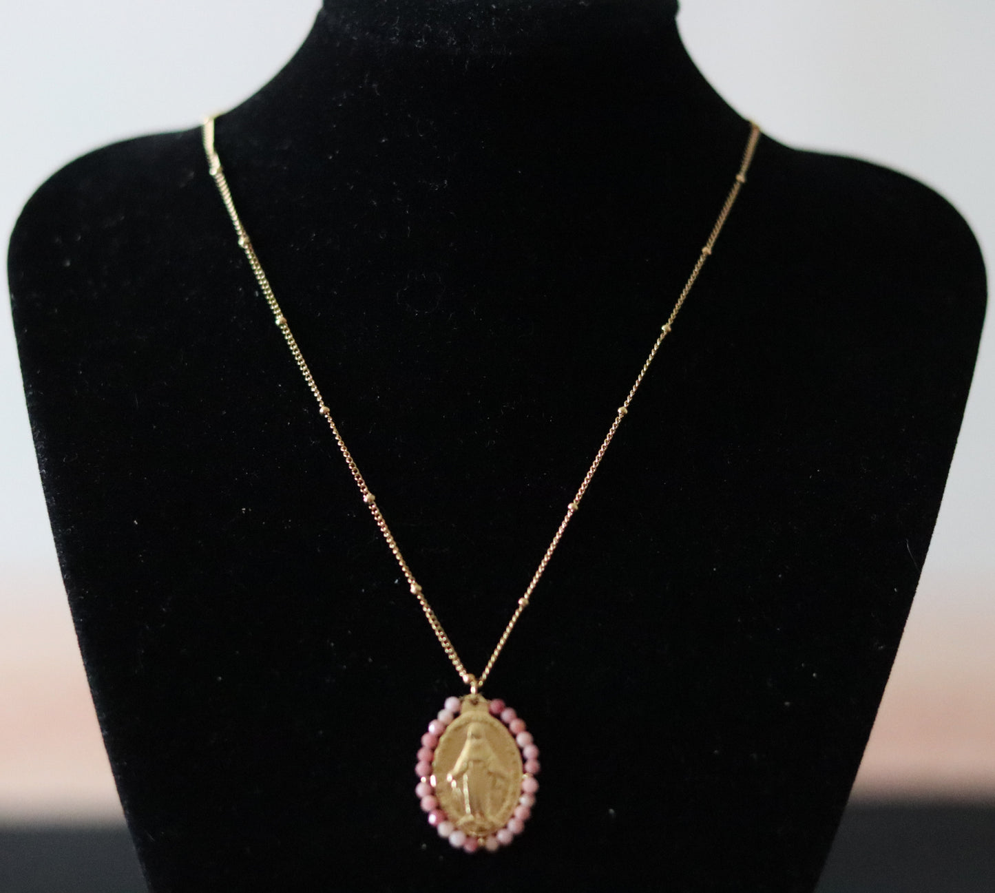 Chaîne dorée ornée d'un pendentif Vierge Miraculeuse entourage perles