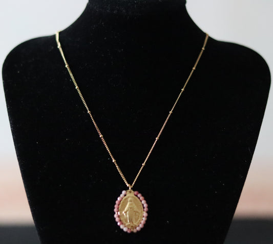 Chaîne dorée ornée d'un pendentif Vierge Miraculeuse entourage perles