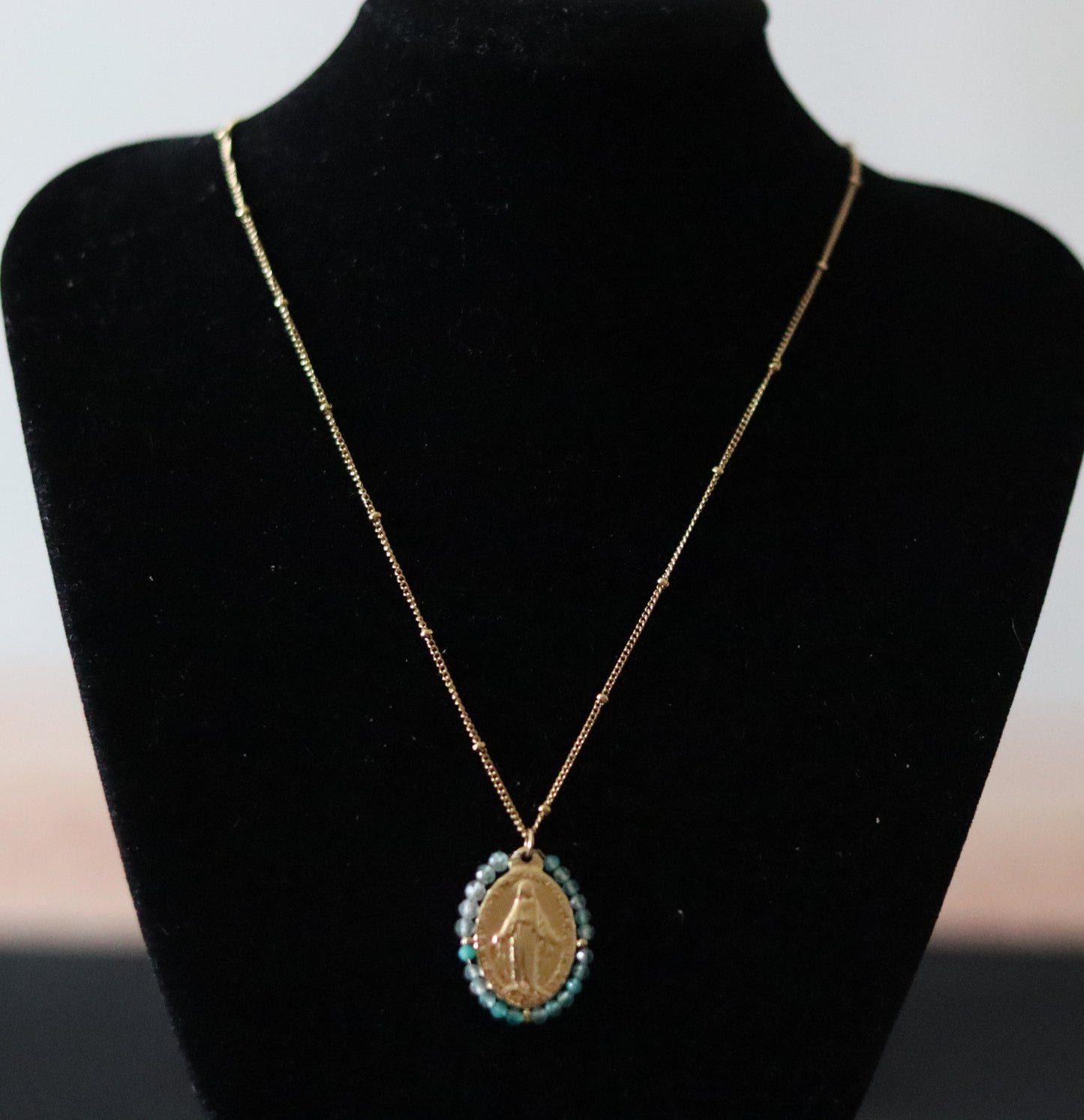 Chaîne dorée ornée d'un pendentif Vierge Miraculeuse entourage perles