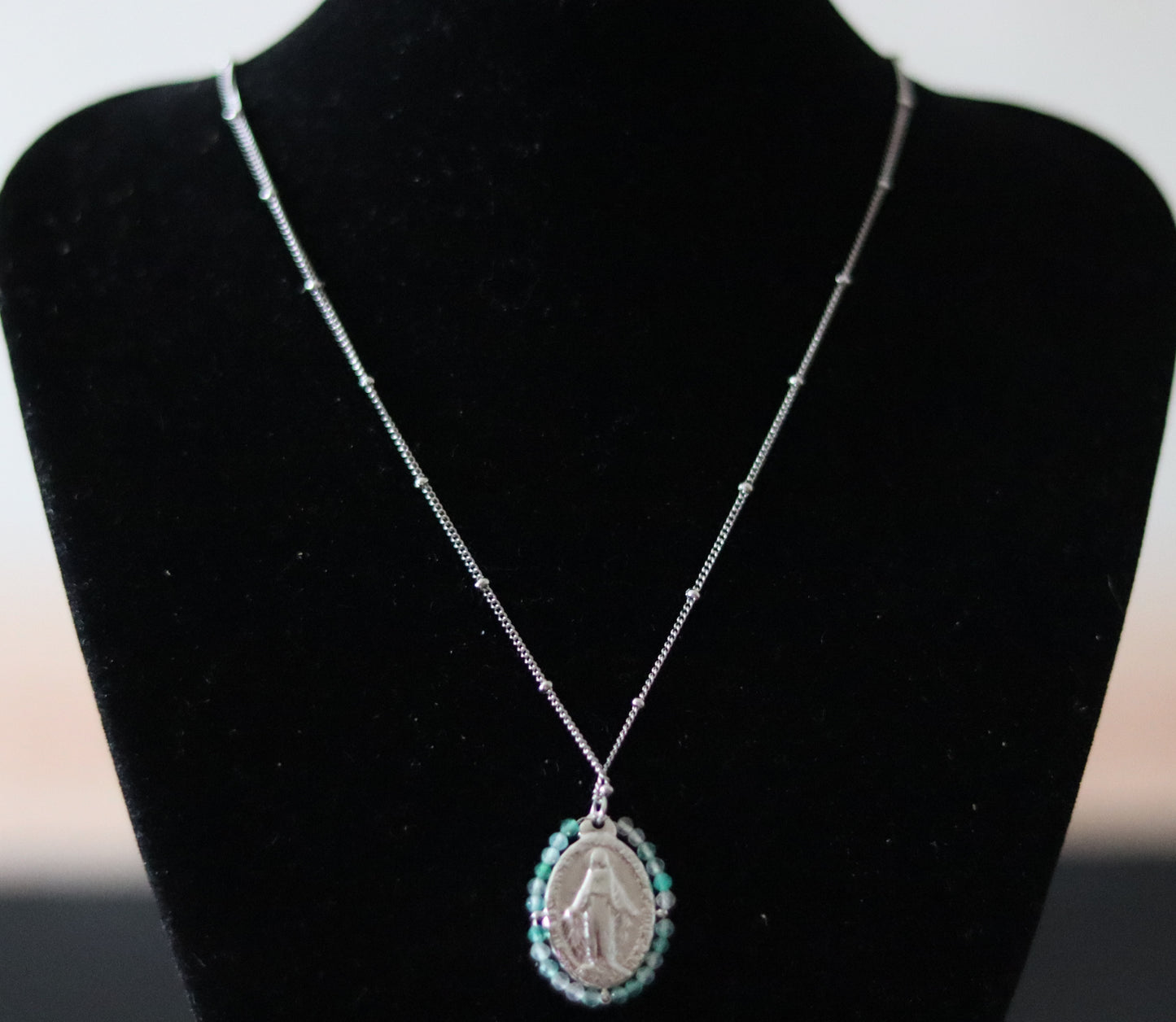 Chaîne argentée ornée d'un pendentif Vierge Miraculeuse entourage perles