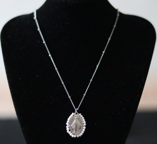 Chaîne argentée ornée d'un pendentif Vierge Miraculeuse entourage perles