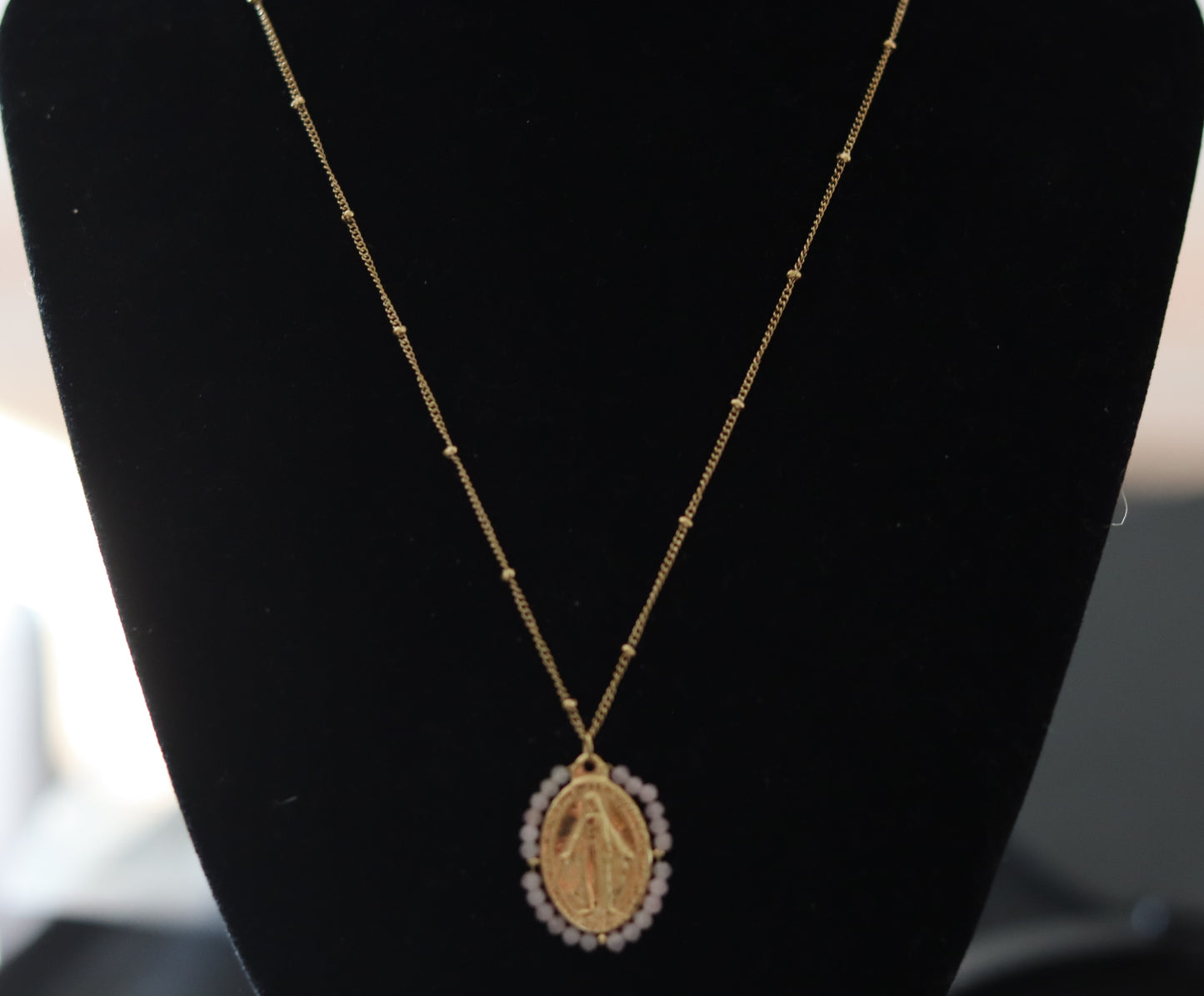 Chaîne dorée ornée d'un pendentif Vierge Miraculeuse entourage perles