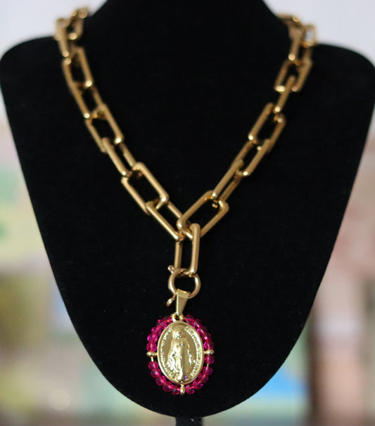 Collier doré ou argenté mailles rectangulaires avec 1 pendentif amovible Vierge Miraculeuse entourage perles rose vif