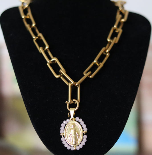 Collier doré ou argenté mailles rectangulaires avec 1 pendentif amovible Vierge Miraculeuse entourage perles rose tendre