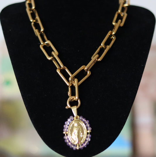 Collier doré ou argenté mailles rectangulaires avec 1 pendentif amovible Vierge Miraculeuse entourage perles violette