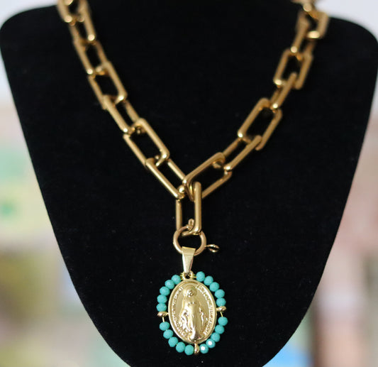 Collier doré ou argenté mailles rectangulaires avec 1 pendentif amovible Vierge Miraculeuse entourage perles vert émeraude