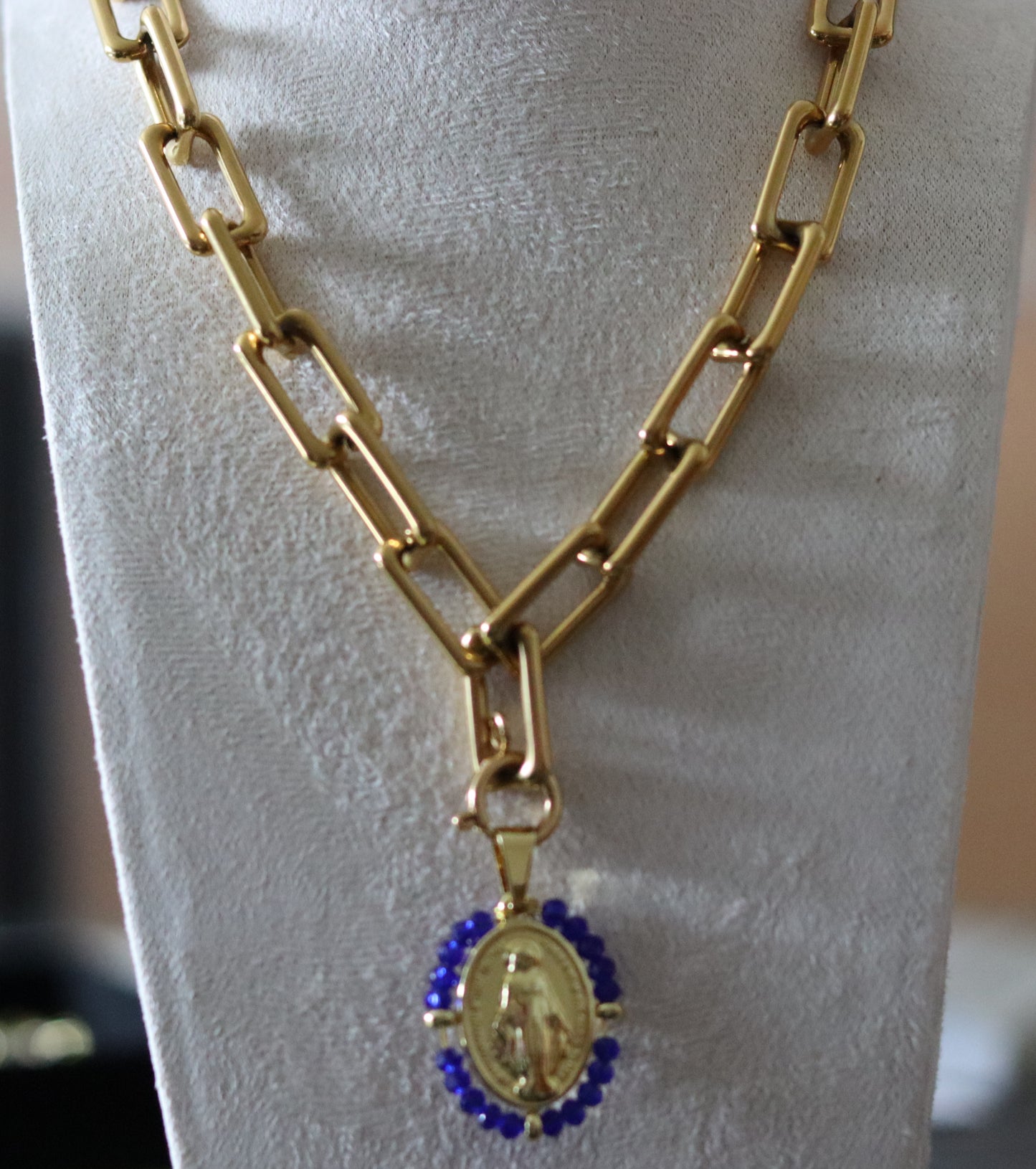 Collier doré ou argenté mailles rectangulaires avec 1 pendentif amovible Vierge Miraculeuse entourage perles bleu foncé