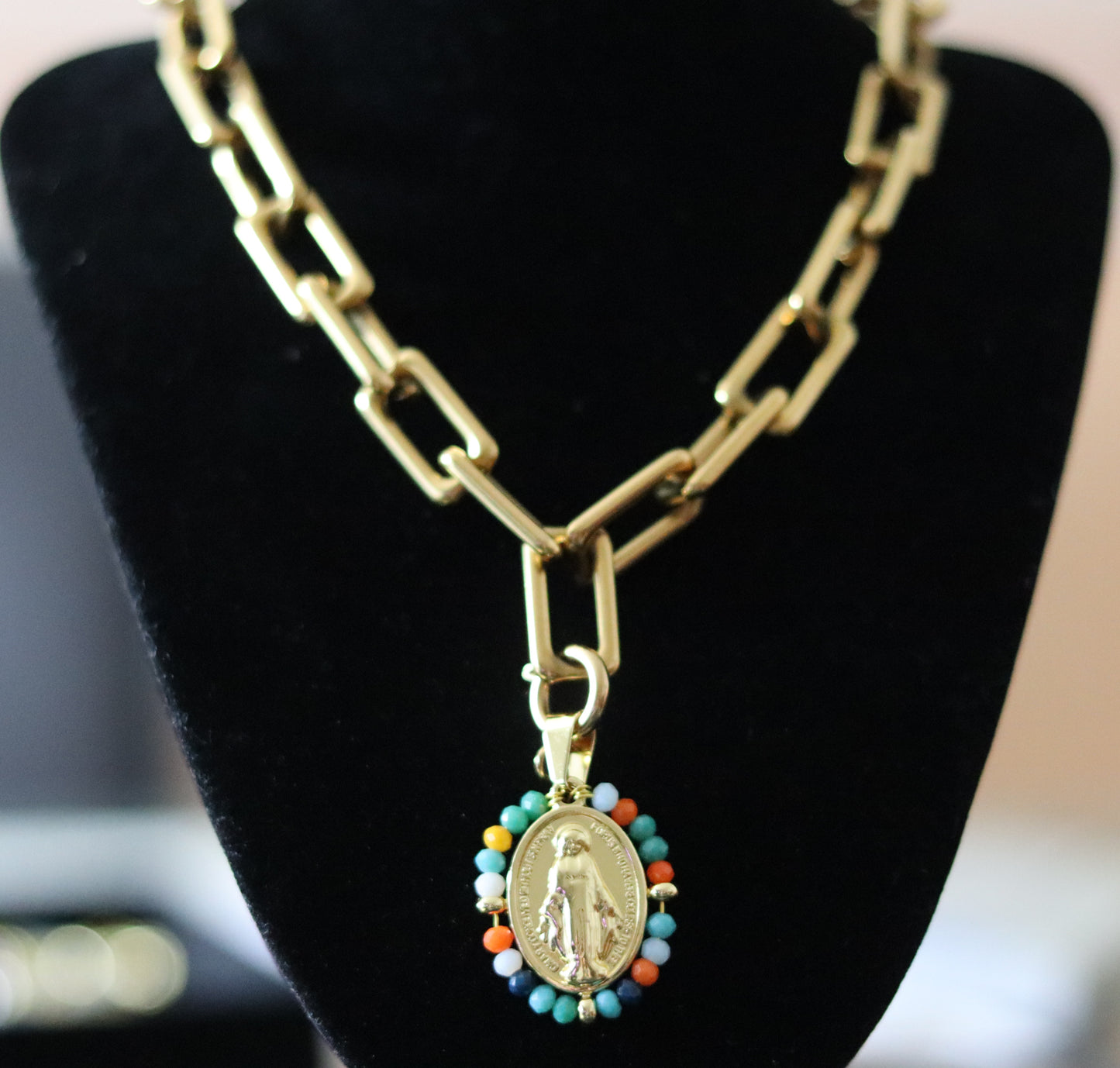 Collier doré ou argenté mailles rectangulaires avec 1 pendentif amovible Vierge Miraculeuse entourage perles multicolores