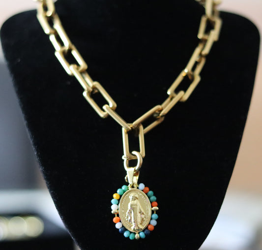 Collier doré ou argenté mailles rectangulaires avec 1 pendentif amovible Vierge Miraculeuse entourage perles multicolores