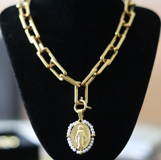 Collier doré ou argenté mailles rectangulaires avec 1 pendentif amovible Vierge Miraculeuse entourage perles blanches