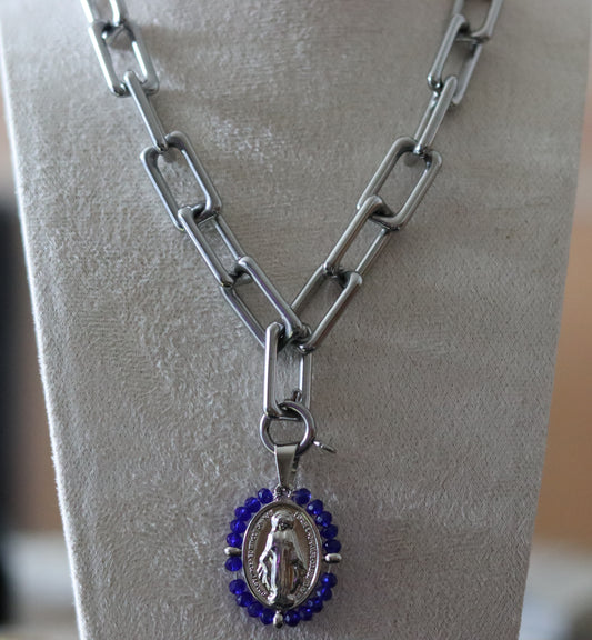 Collier doré ou argenté mailles rectangulaires avec 1 pendentif amovible Vierge Miraculeuse entourage perles bleu foncé