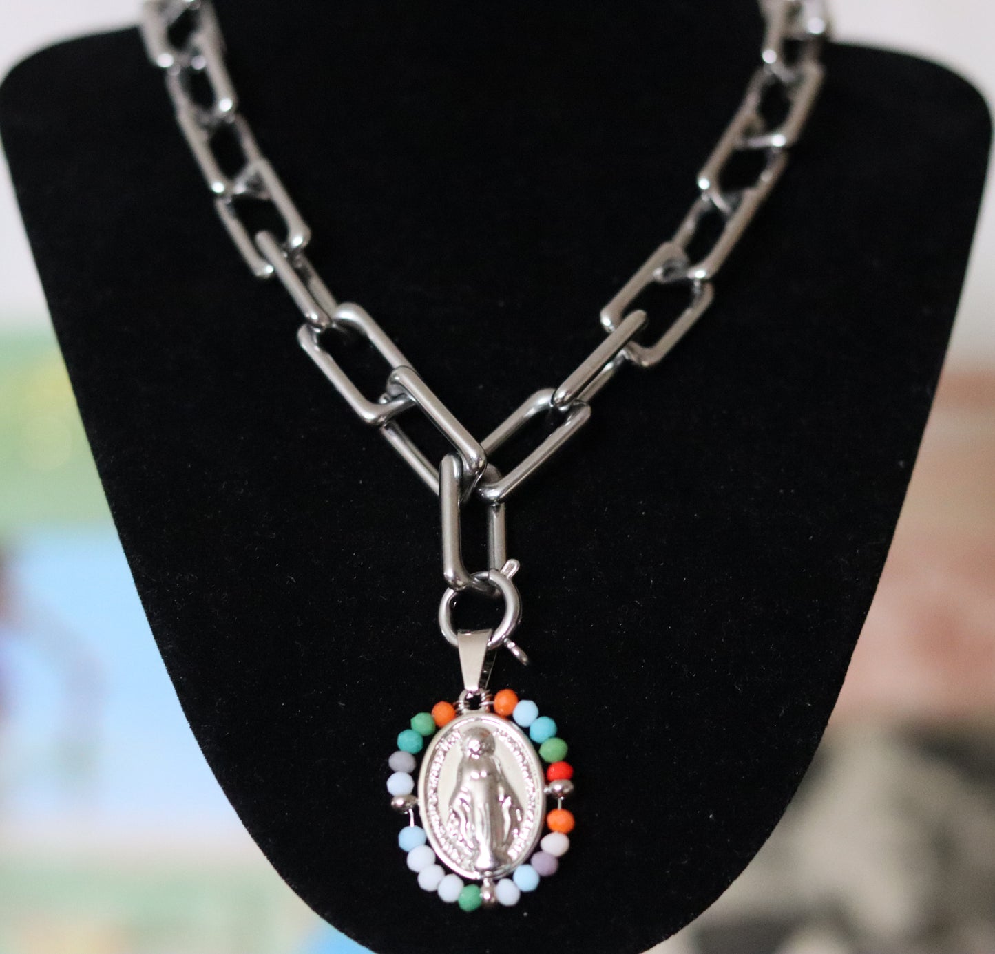 Collier doré ou argenté mailles rectangulaires avec 1 pendentif amovible Vierge Miraculeuse entourage perles multicolores