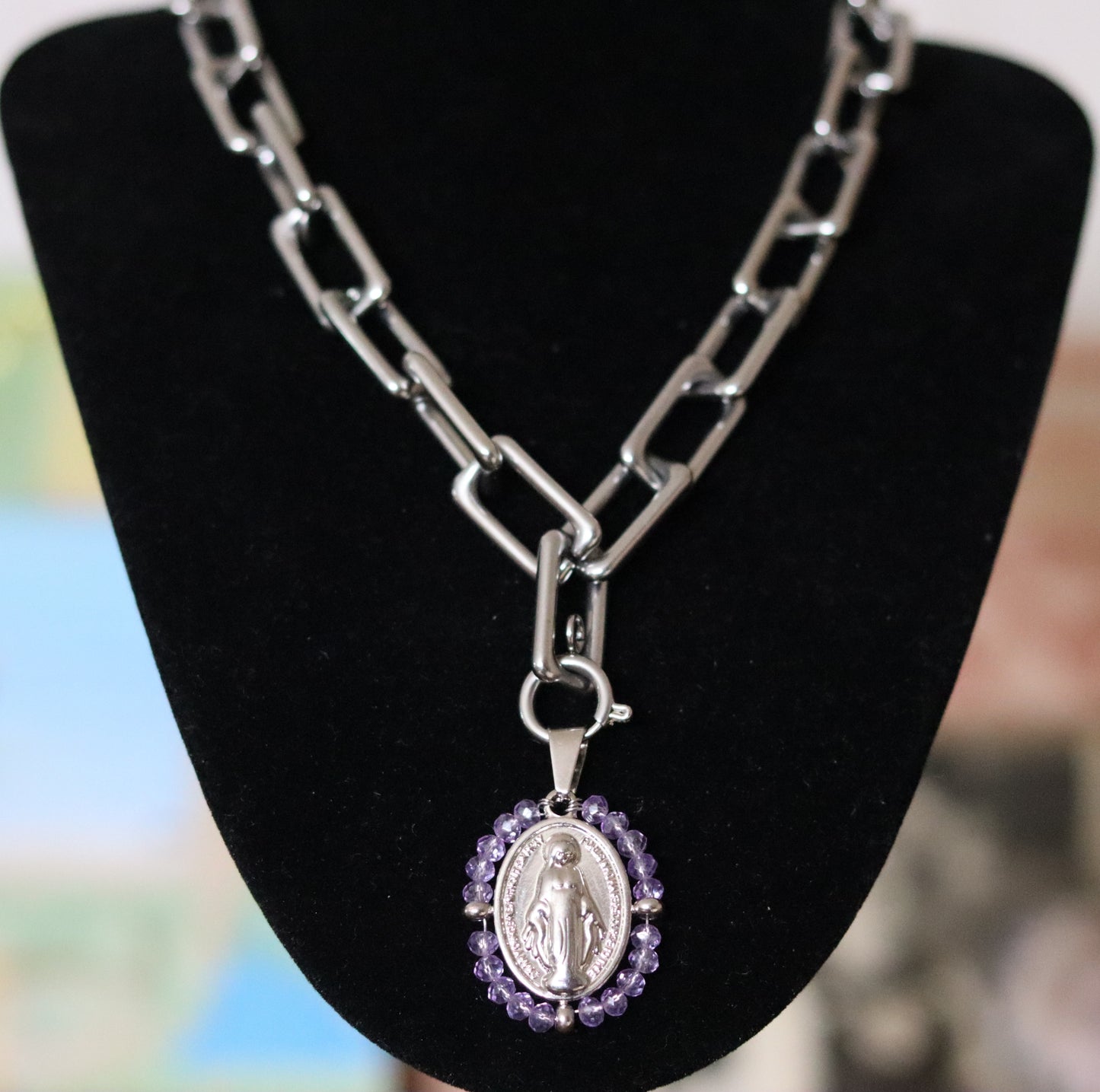 Collier doré ou argenté mailles rectangulaires avec 1 pendentif amovible Vierge Miraculeuse entourage perles violette