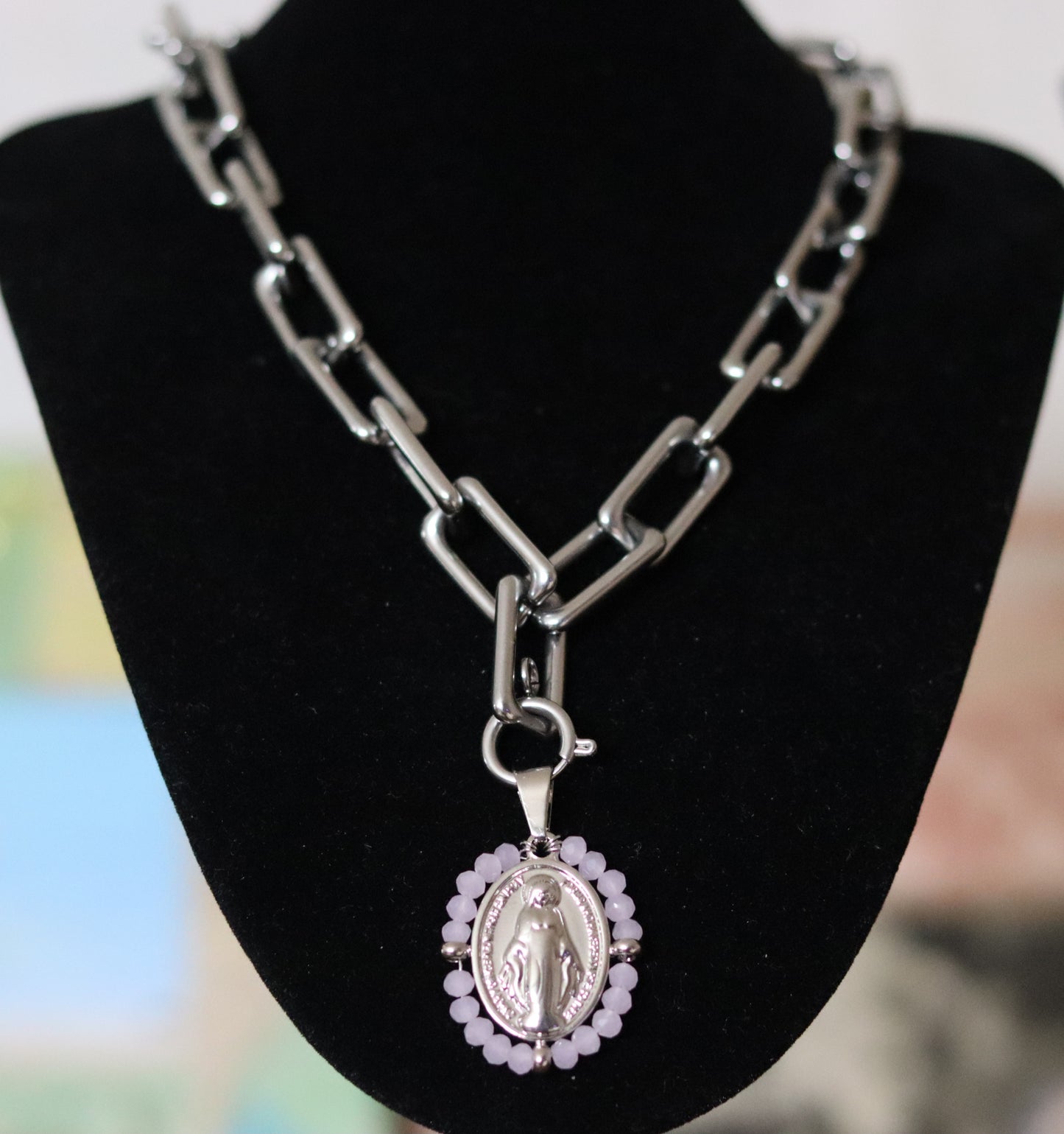 Collier doré ou argenté mailles rectangulaires avec 1 pendentif amovible Vierge Miraculeuse entourage perles rose tendre