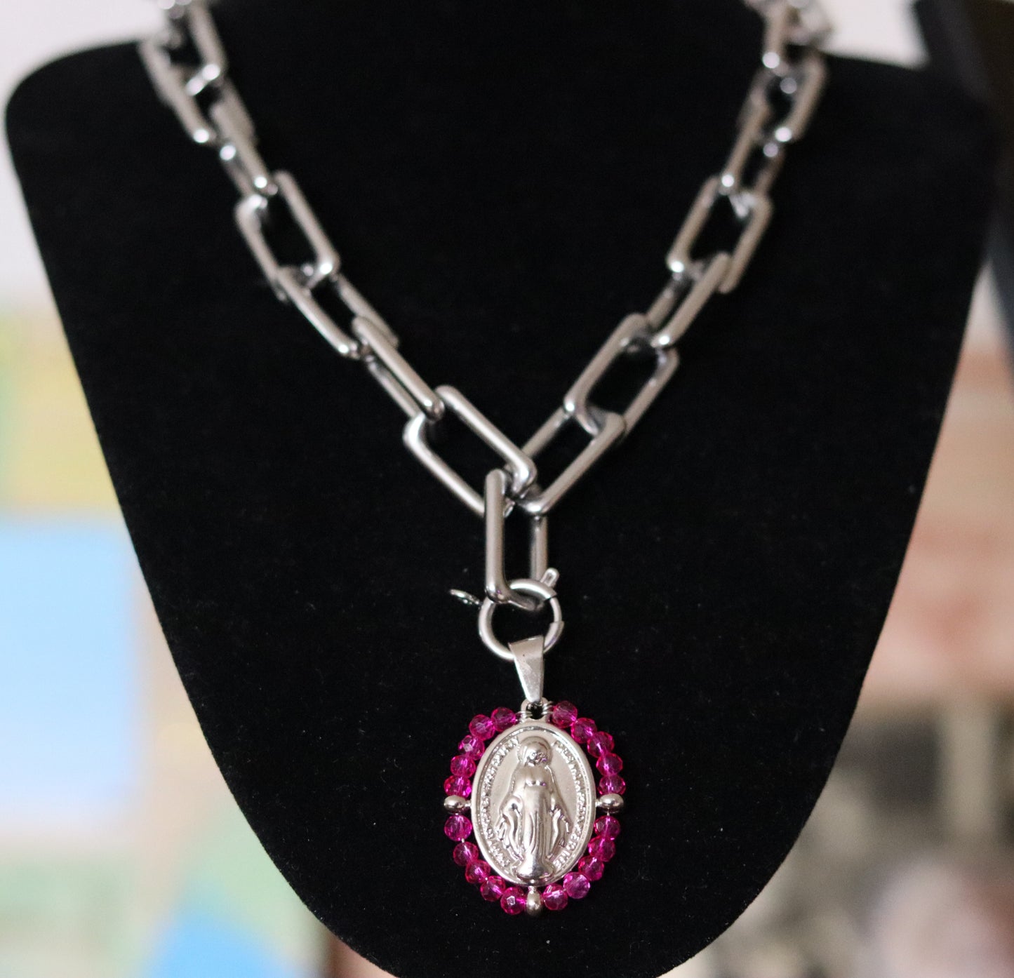 Collier doré ou argenté mailles rectangulaires avec 1 pendentif amovible Vierge Miraculeuse entourage perles rose vif