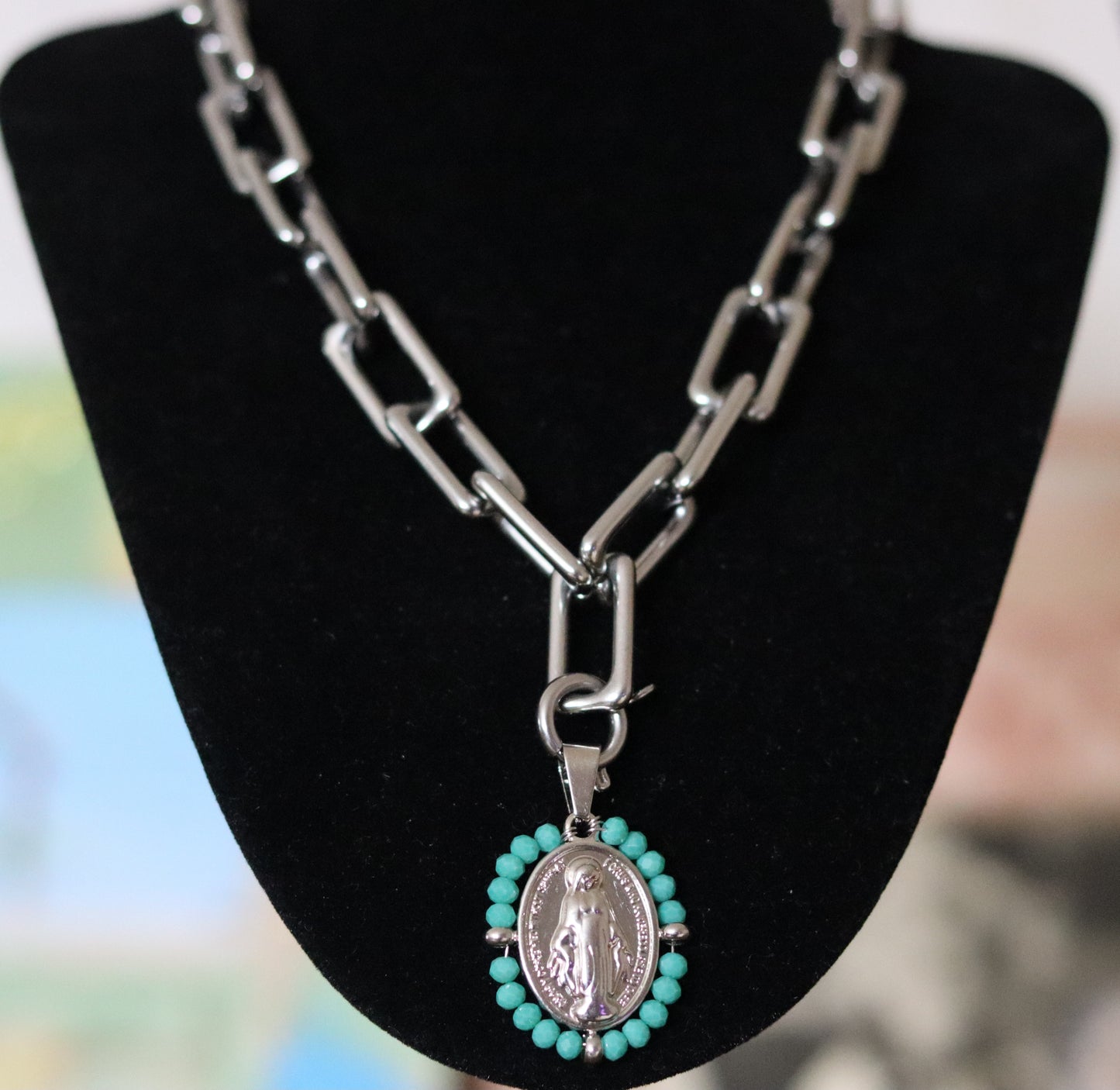 Collier doré ou argenté mailles rectangulaires avec 1 pendentif amovible Vierge Miraculeuse entourage perles vert émeraude