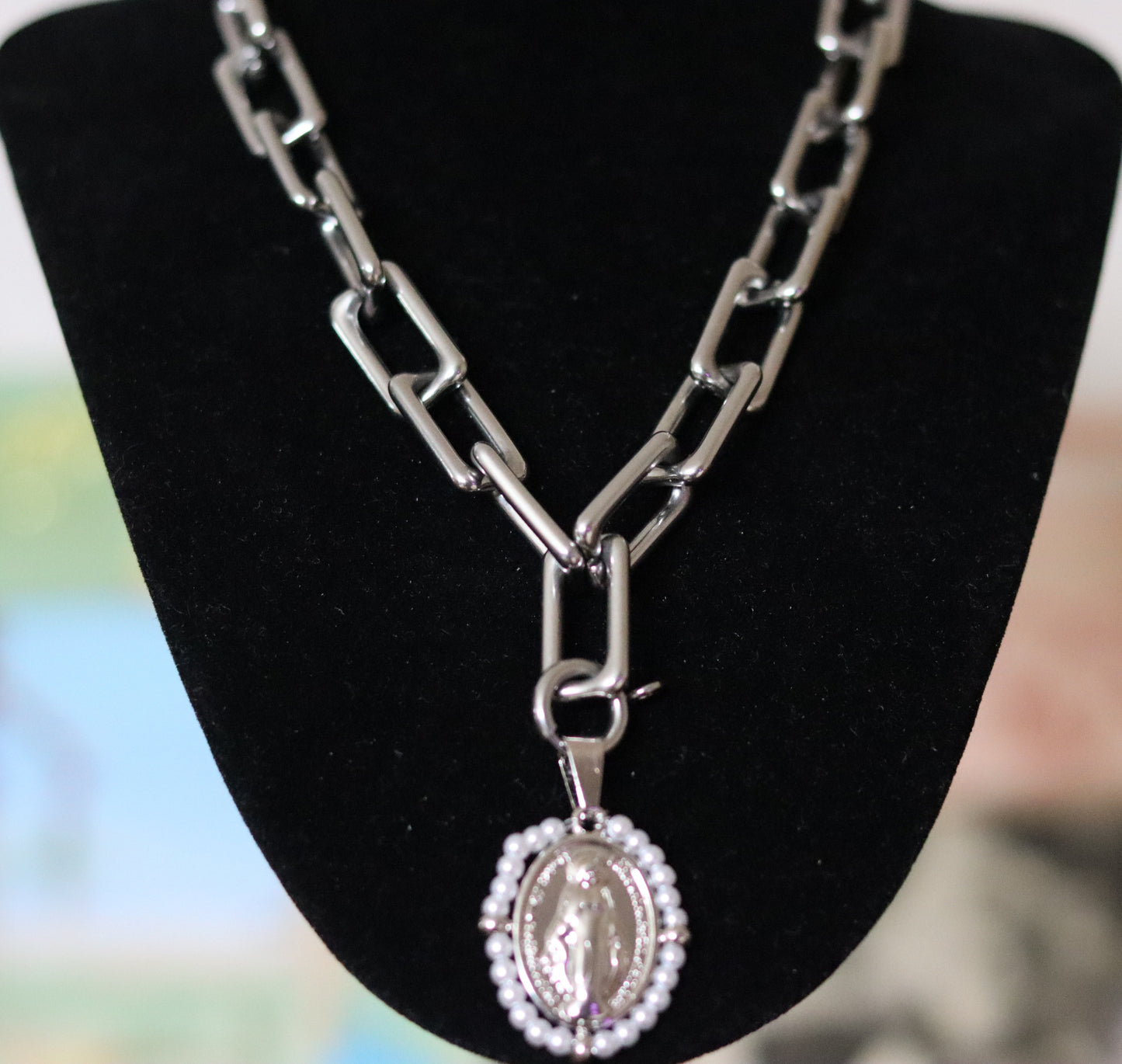 Collier doré ou argenté mailles rectangulaires avec 1 pendentif amovible Vierge Miraculeuse entourage perles blanches