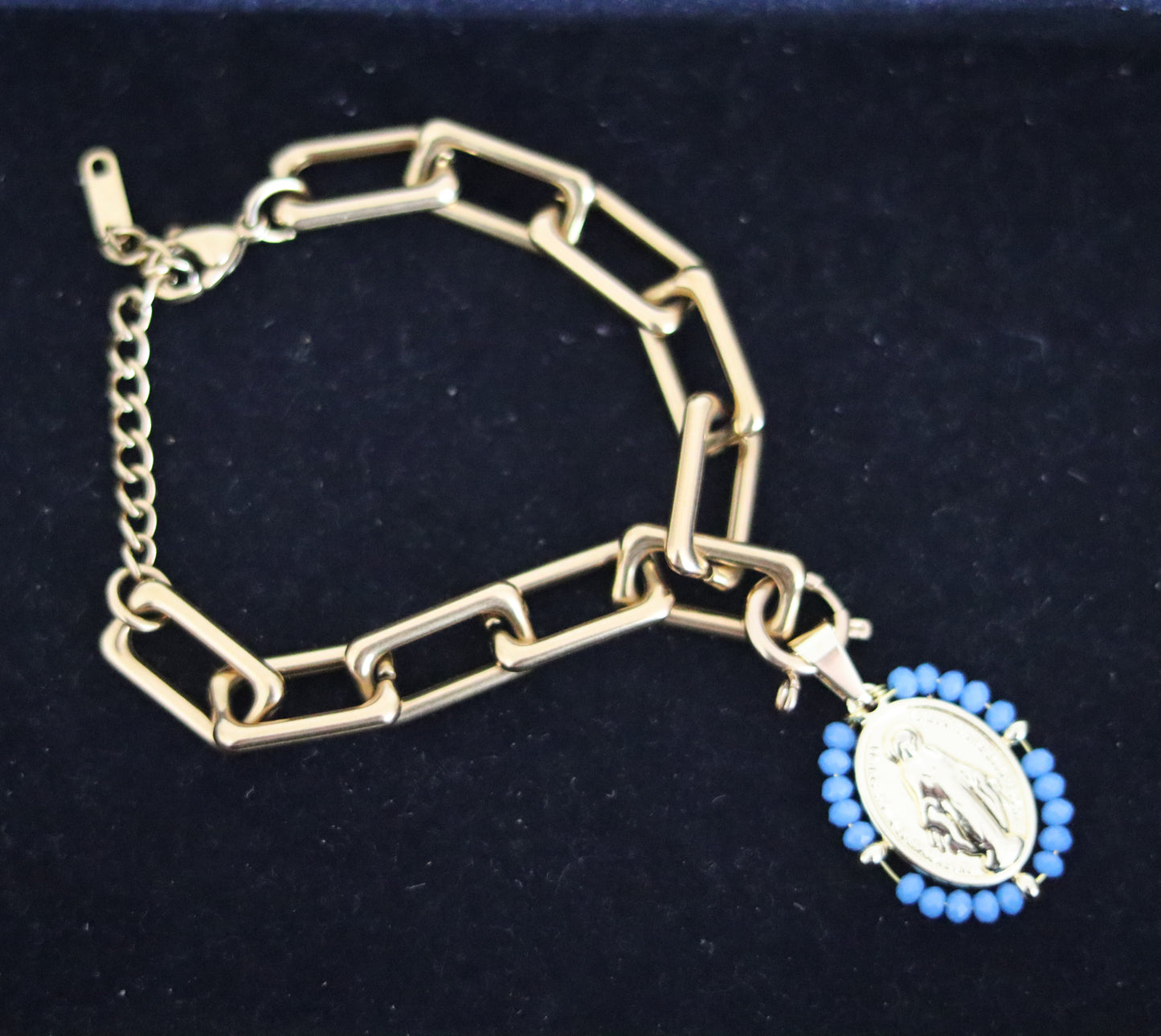 Bracelet mailles rectangulaires orné d'un pendentif amovible médaille Vierge Miraculeuse entourage perles