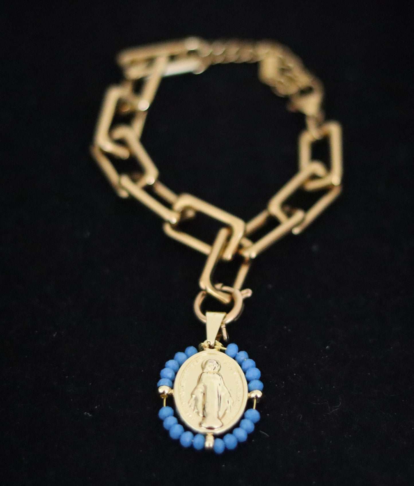 Bracelet mailles rectangulaires orné d'un pendentif amovible médaille Vierge Miraculeuse entourage perles
