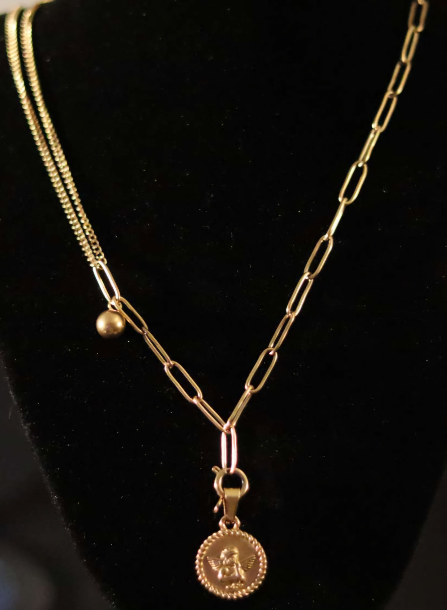 Collier asymétrique doré ou argenté mailles chaînes et larges pendentif boule et médaille Ange Gardien amovible